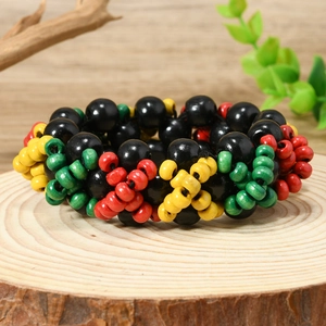 Détail de l'ensemble de bracelets en perles de bois bohème sur fond de bois naturel
