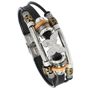 Nahaufnahme des mehrlagigen Lederarmbands mit Silber-Schmetterling und Edelstahl-Verschluss