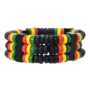 Bracelet bohème multicouche en perles de bois avec perles Rasta rouges jaunes et vertes