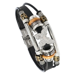 Mehrlagiges Lederarmband im Boho-Stil mit Kupfer-Schmetterling und Edelstahl-Verschluss