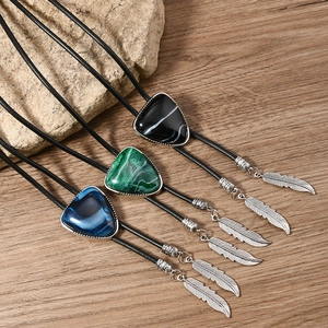 Vintage Amerikanischen Western Cowboy Bolo Tie Retro Dreieck Malachit Harz Stein Halskette Mit Feder Anhänger Für Herren Damen