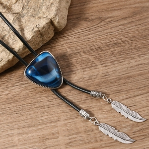 Western Bolo Tie mit dreieckigem Türkisstein und silbernen Federanhängern aus Metall