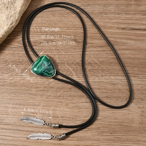 Detail der verstellbaren 45-100cm Western-Bolo-Tie mit grünem Türkis und Silberfedern
