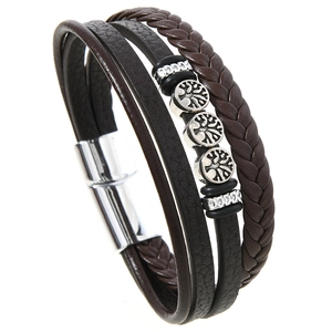Dettaglio del bracciale in pelle multistrato con ciondoli Albero della Vita e chiusura