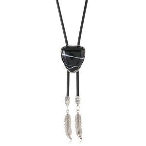 Vintage Western-Bolo-Tie mit gestreiftem Achatstein im Dreieck und silbernen Federanhängern