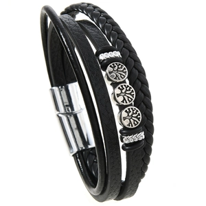 Dettaglio di un bracciale multistrato in pelle nera con ciondoli albero della vita argento