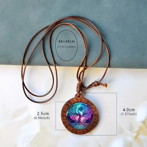 Détail du pendentif arbre de vie en bois avec art galaxie coloré et cordon tressé