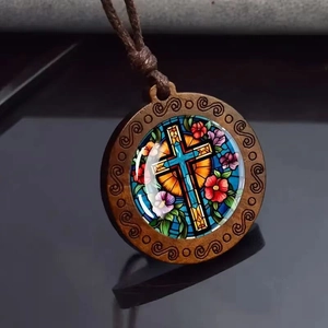 Détail macro d'un pendentif en bois vintage avec un motif de croix religieuse coloré