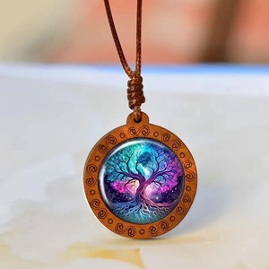 Détail macro d'un pendentif arbre de vie bohème avec motif nébuleuse colorée et cadre en bois