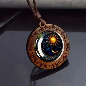 Collier pendentif rétro en bois avec motif soleil et lune céleste sur fond noir
