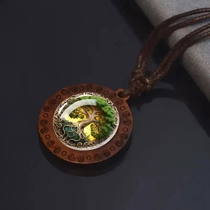 Pendentif Arbre de Vie rétro en métal avec feuilles vertes sur cordon tressé marron