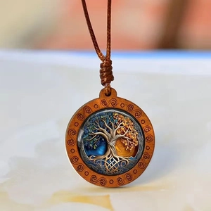 Pendentif Arbre de Vie vintage en bois avec feuillage coloré et cordon tressé marron