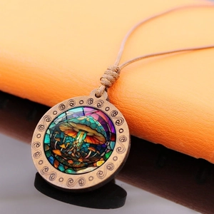 Gros plan du pendentif en bois motif champignon avec style de vitrail coloré d'art