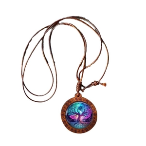 Collier avec pendentif arbre de vie en bois vintage et motif de galaxie nébuleuse colorée