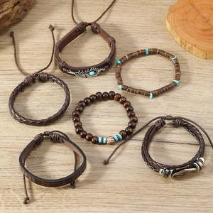 Détails de bracelets vintage multicouches en cuir avec breloque plume et perles de bois
