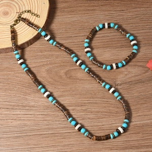 Detail der Bohème-Halskette mit Türkis- und Holzperlen und passendem Armband-Set