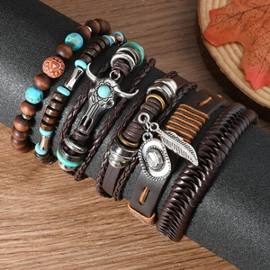 Set de bracelets multicouches en cuir rétro avec breloques tête d'aigle, plume et chapeau