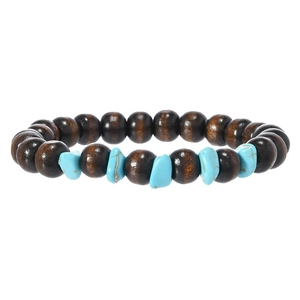 Détail de perles en bois marron foncé avec des pierres turquoise sur un bracelet extensible
