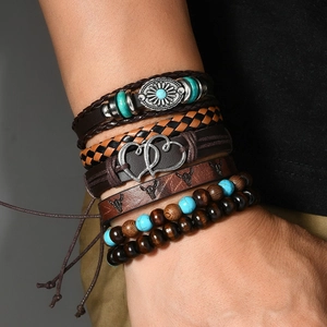 Gros plan d'un ensemble de bracelets en cuir bohème avec perles turquoise et tête de taureau
