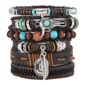 Bracelet multicouche en cuir rétro avec breloques tête de buffle, chapeau et plume