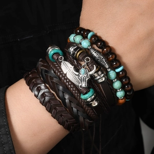 Set de bracelets multicouches rétro pour hommes avec cuir, perles en bois et breloques taureau