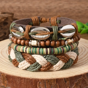 Détail d'un bracelet multicouche bohème avec perles turquoise et coquillage en métal