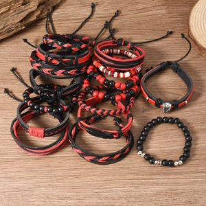 Détail d'un ensemble de bracelets pour hommes avec tête de loup, plume et breloques Ankh