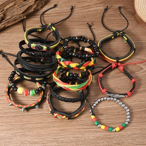 Détail de bracelets bohèmes en cuir avec perles, plumes et touches de bois rustique