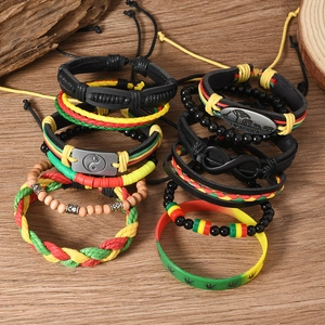 Détails de bracelets bohèmes multicouches en cuir avec breloques feuille et Bagua