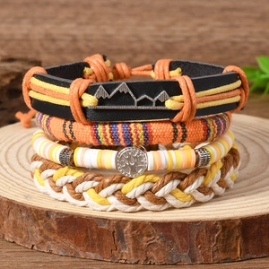 Détail de l'ensemble de quatre bracelets bohèmes avec arbre de vie et pendentifs