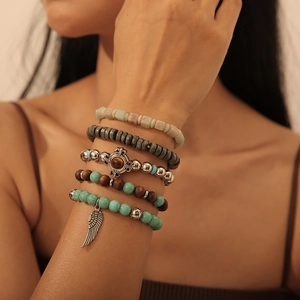 Detail von 5 Stück Boho-Perlenarmbändern mit Türkis und silbernem Flügel-Anhänger