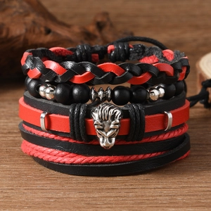 Détail d'un bracelet multicouche bohème en cuir avec pendentif tête de lion