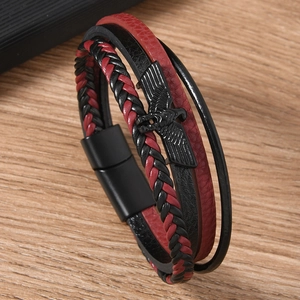 Nahaufnahme von Herren-Lederarmband mit geflochtenen Riemen und schwarzem Adler-Anhänger