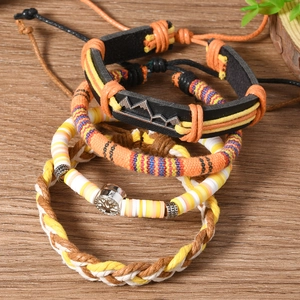 Détail d'un ensemble de 4 bracelets bohèmes avec cuir, perles et pendentif arbre de vie
