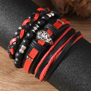Gros plan d'un ensemble de bracelets multicouches pour hommes avec breloque tête de lion
