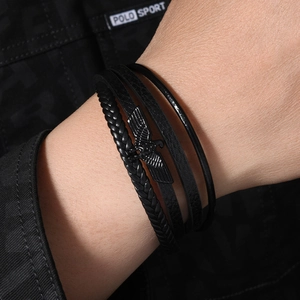 Makro-Detail des mehrlagigen Herren-Lederarmbands mit schwarzem Adler-Metallanhänger