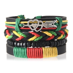 Détail d'un bracelet multicouche de style Rasta avec pendentif coeur et cuir
