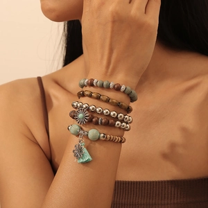Detail eines 5-teiligen Boho-Armband-Sets mit Türkisperlen und grünem Quasten-Anhänger