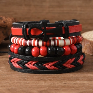 Détail de bracelets multicouches bohèmes en cuir pour hommes avec Ankh et perles bois