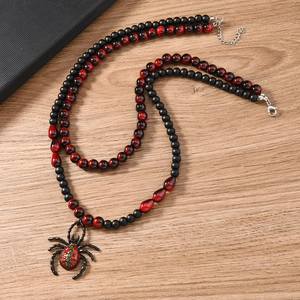 Collier gothique à perles multicouches avec pendentif araignée noire et oeil de tigre