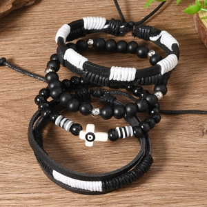 Détail d'un ensemble de quatre bracelets en perles avec croix et amulette œil protecteur