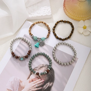 Detaillierte Draufsicht auf 5-teiliges Boho-Perlenarmband-Set mit Quasten und Anhängern