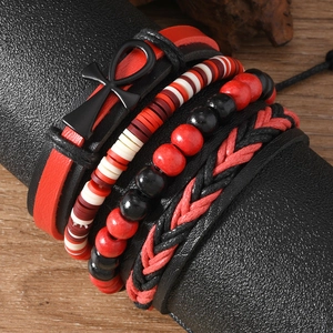 Détail du lot de bracelets bohèmes pour hommes avec croix Ankh, cuir et perles en bois