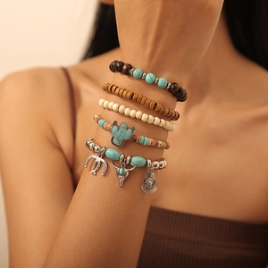 Detailansicht eines 5-teiligen Bohemian Perlenarmband-Sets mit Türkis-Anhängern und Holzperlen