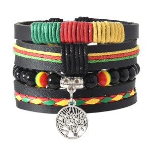 Détail de l'ensemble de bracelets bohèmes multicouches avec arbre de vie et cuir tressé