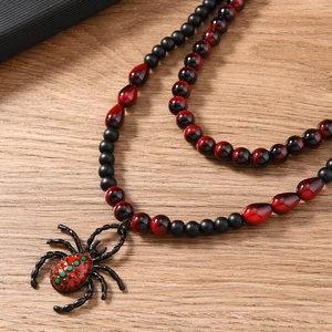 Collier gothique d'araignée noire avec perles mates et accents de résine pour Halloween