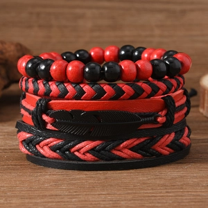 Détail d'un bracelet multicouche pour hommes avec perles en bois et pendentif plume en métal