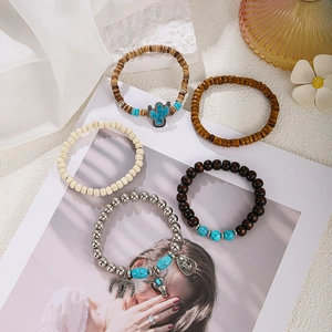 5-teiliges Boho-Perlenarmband-Set mit Türkis-Kaktus und Kuhkopf-Anhängern auf weißer Spitze