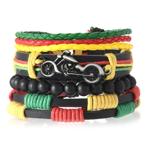 Détail d'un bracelet multicouche avec corde tressée, perles et pendentif moto argenté