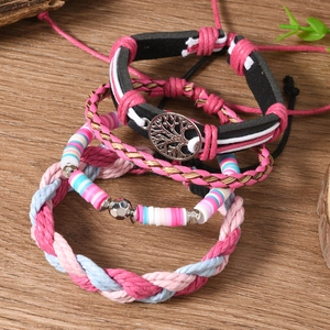 Vue détaillée d'un ensemble de 4 bracelets bohèmes avec cuir, breloques et tissages
